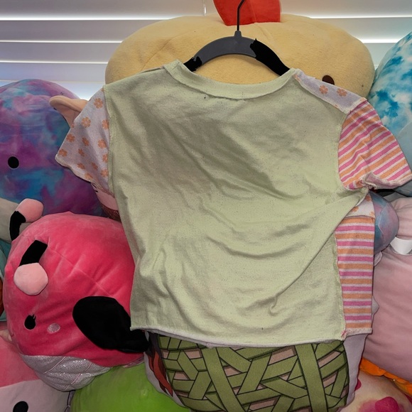 A cute semi-cropped shirt - Picture 3 of 4